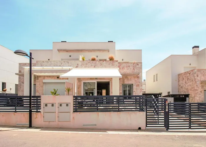 3 Bedroom Gorgeous In Τορεβιέχα